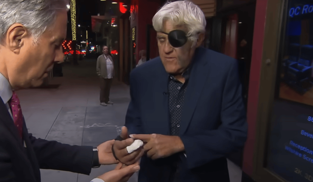 Le célèbre animateur Jay Leno sérieusement blessé après fait une vilaine chute