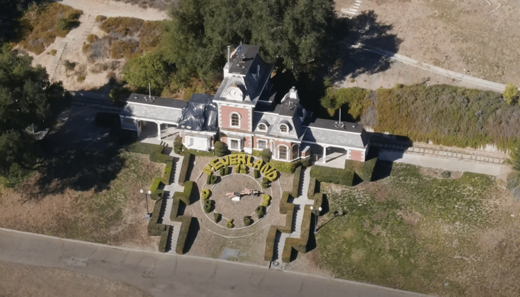 Neverland, le ranch de Michael Jackson, est passé près de disparaître sous les flammes dans les dernières heures