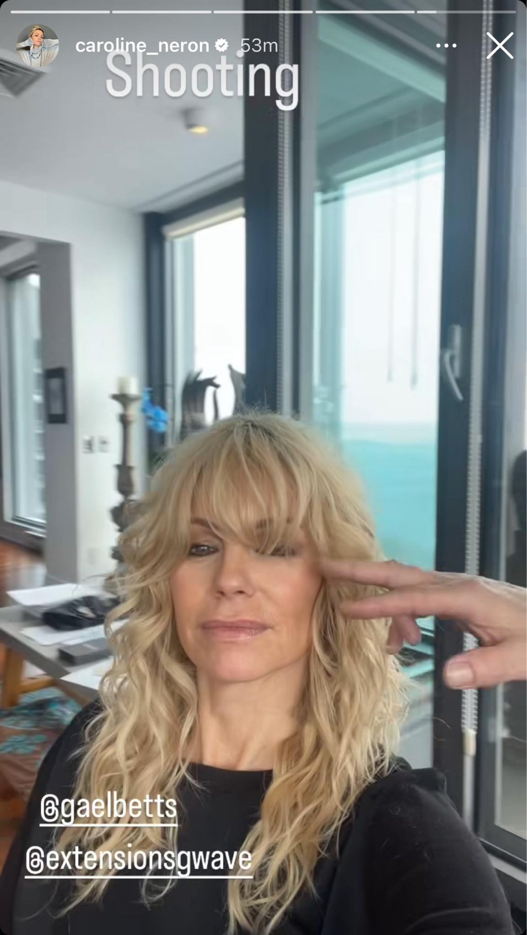 Caroline Néron passe chez le coiffeur et s'offre tout un changement capillaire