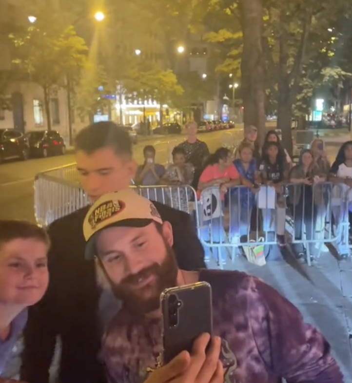 René-Charles Angélil est timide alors qu’il prend la pose avec des fans de sa maman