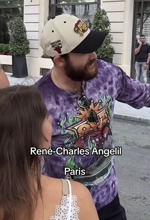 René-Charles Angélil est timide alors qu’il prend la pose avec des fans de sa maman