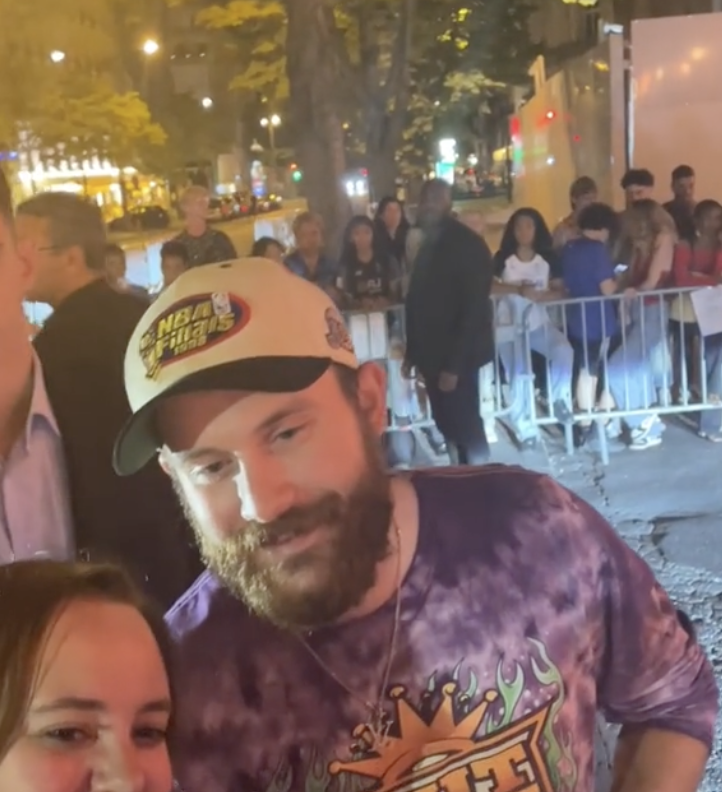 René-Charles Angélil est timide alors qu’il prend la pose avec des fans de sa maman