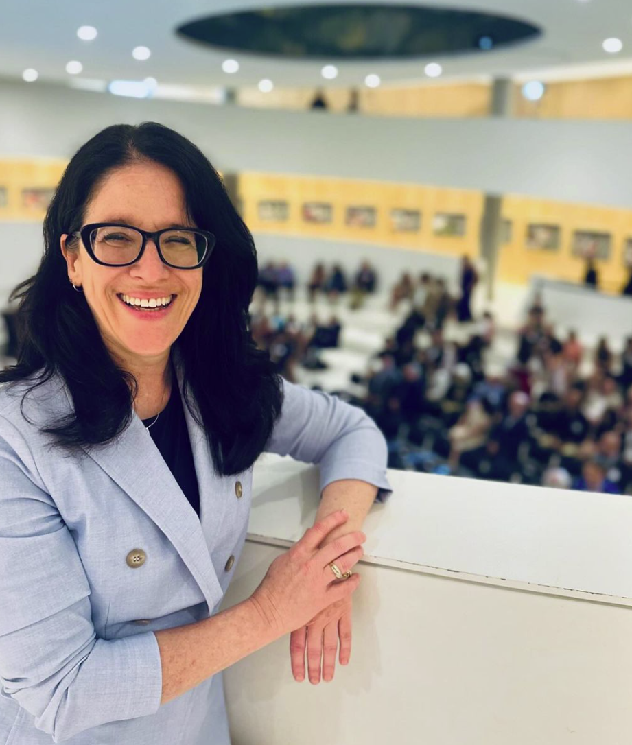 Sonia LeBel dévoile l'une de ses passions et elle affiche un large sourire en prenant la pose