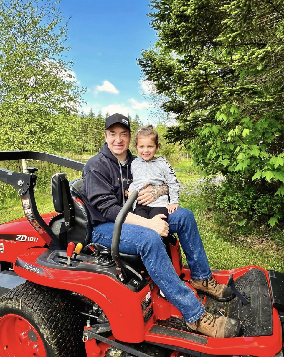 Mario Tessier publie une rare photo avec sa petite-fille et elle a tellement grandi