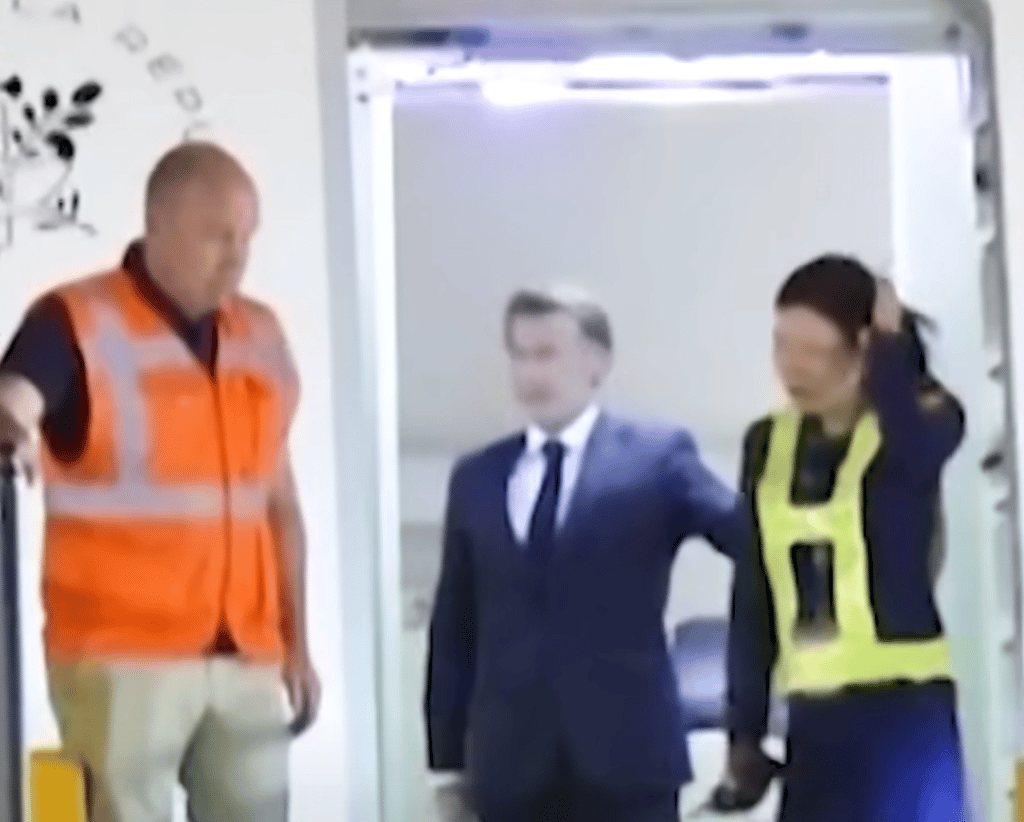 Emmanuel Macron a-t-il été giflé par sa femme en sortant de l'avion? 