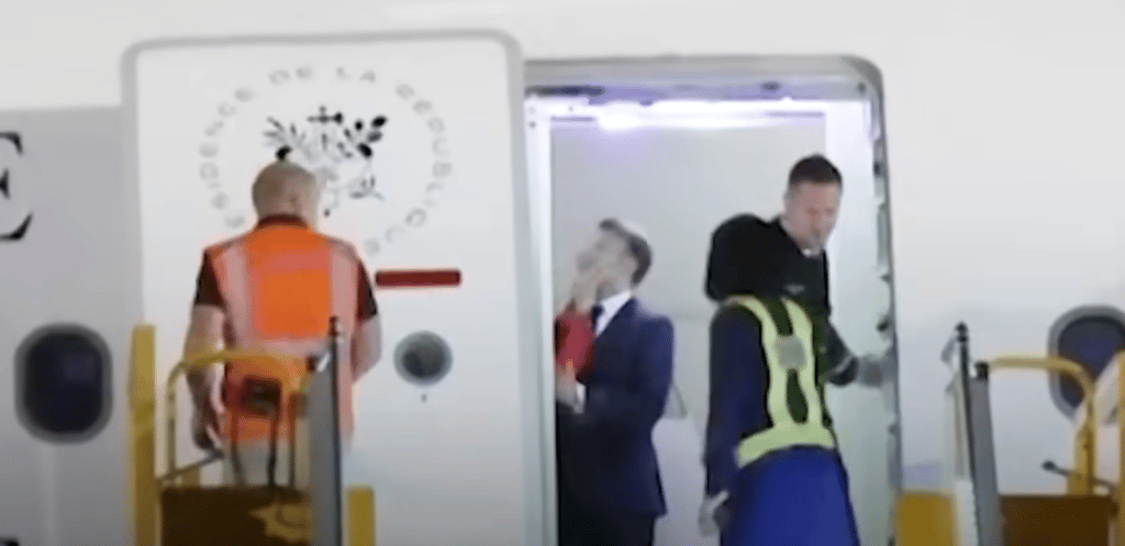 Emmanuel Macron a-t-il été giflé par sa femme en sortant de l'avion? 