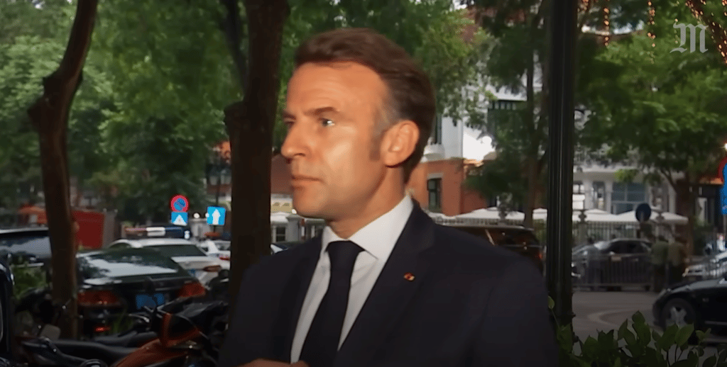 Emmanuel Macron a-t-il été giflé par sa femme en sortant de l'avion? 