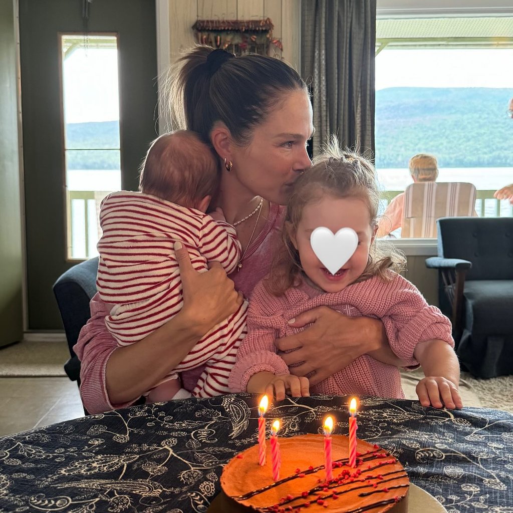 Après son accouchement, Maripier Morin partage une adorable photo avec ses deux enfants