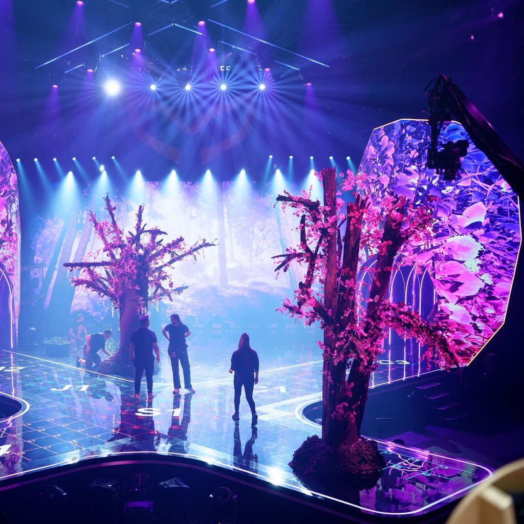 Anouk Meunier fait tourner les têtes avec son look spécial pour la première de Chanteurs masqués