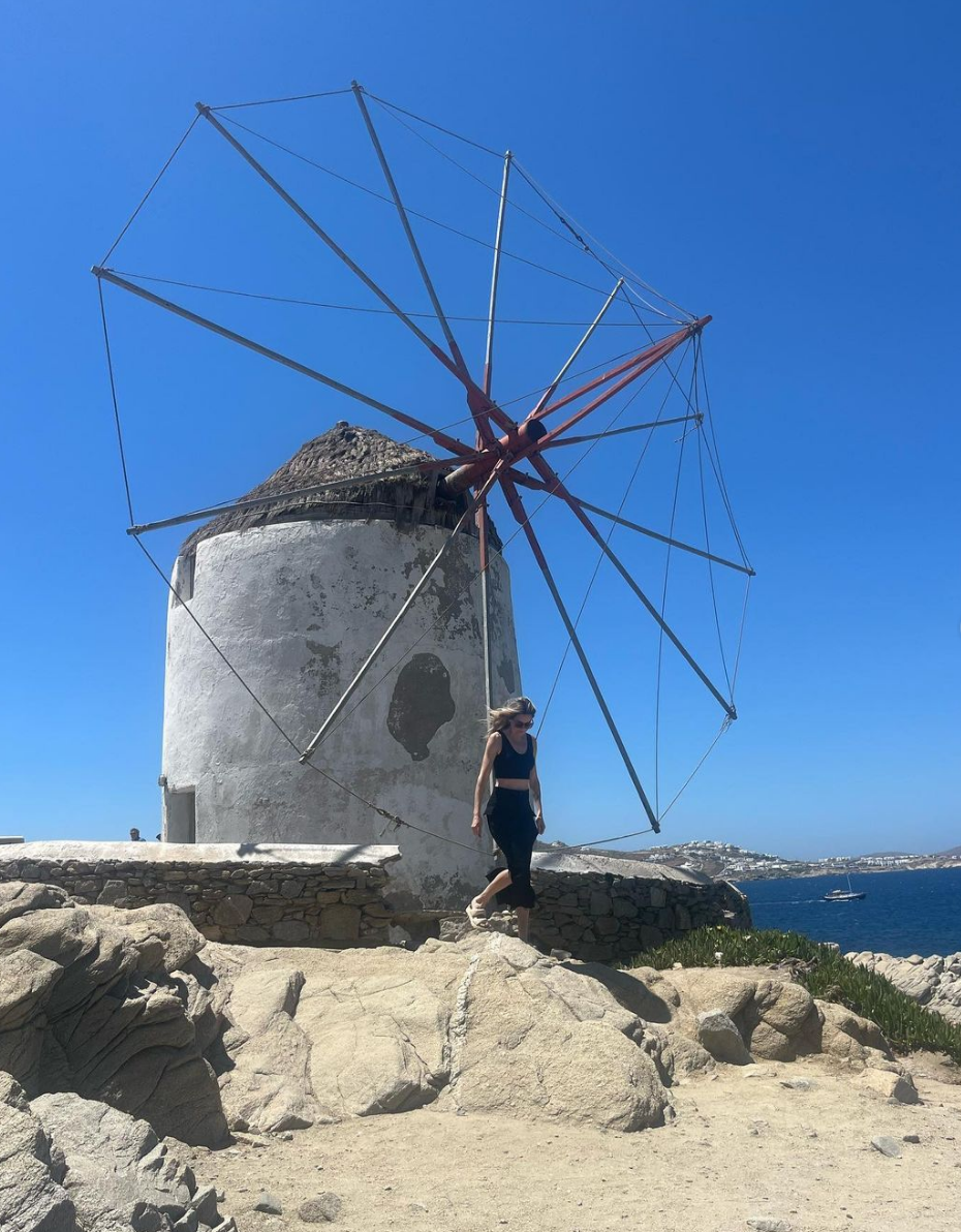 Sabrina Cournoyer partage ses photos en Grèce avec une animatrice connue