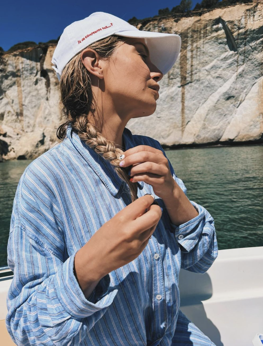 Magalie Lépine-Blondeau rayonne en voyage hors du Québec et elle prend la pose dans la piscine