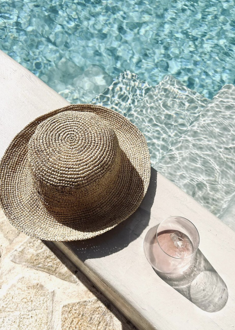 Magalie Lépine-Blondeau rayonne en voyage hors du Québec et elle prend la pose dans la piscine