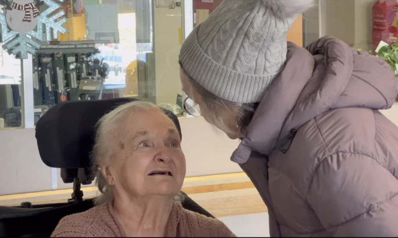 Simon-Olivier Fecteau gagne la Fête des mères avec la vidéo la plus touchante de sa maman qui souffre d'Alzheimer 