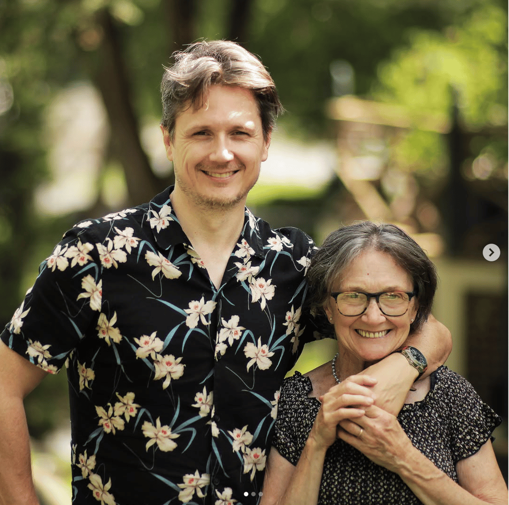 Simon-Olivier Fecteau gagne la Fête des mères avec la vidéo la plus touchante de sa maman qui souffre d'Alzheimer 