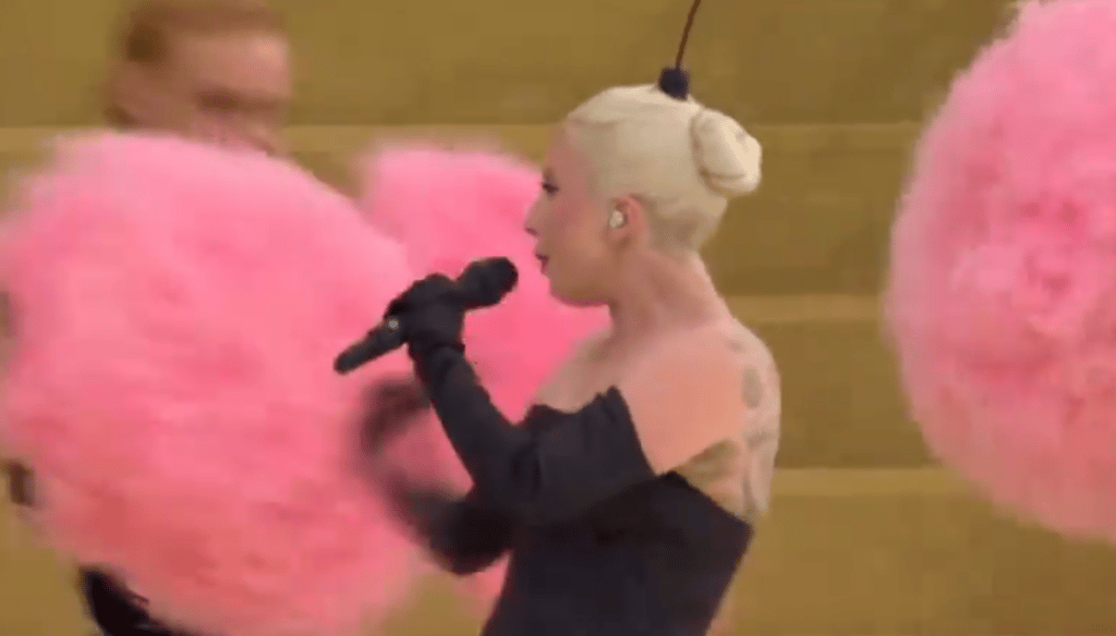 Lady Gaga chante en français et offre une solide prestation à la cérémonie d'ouverture des JO 2024