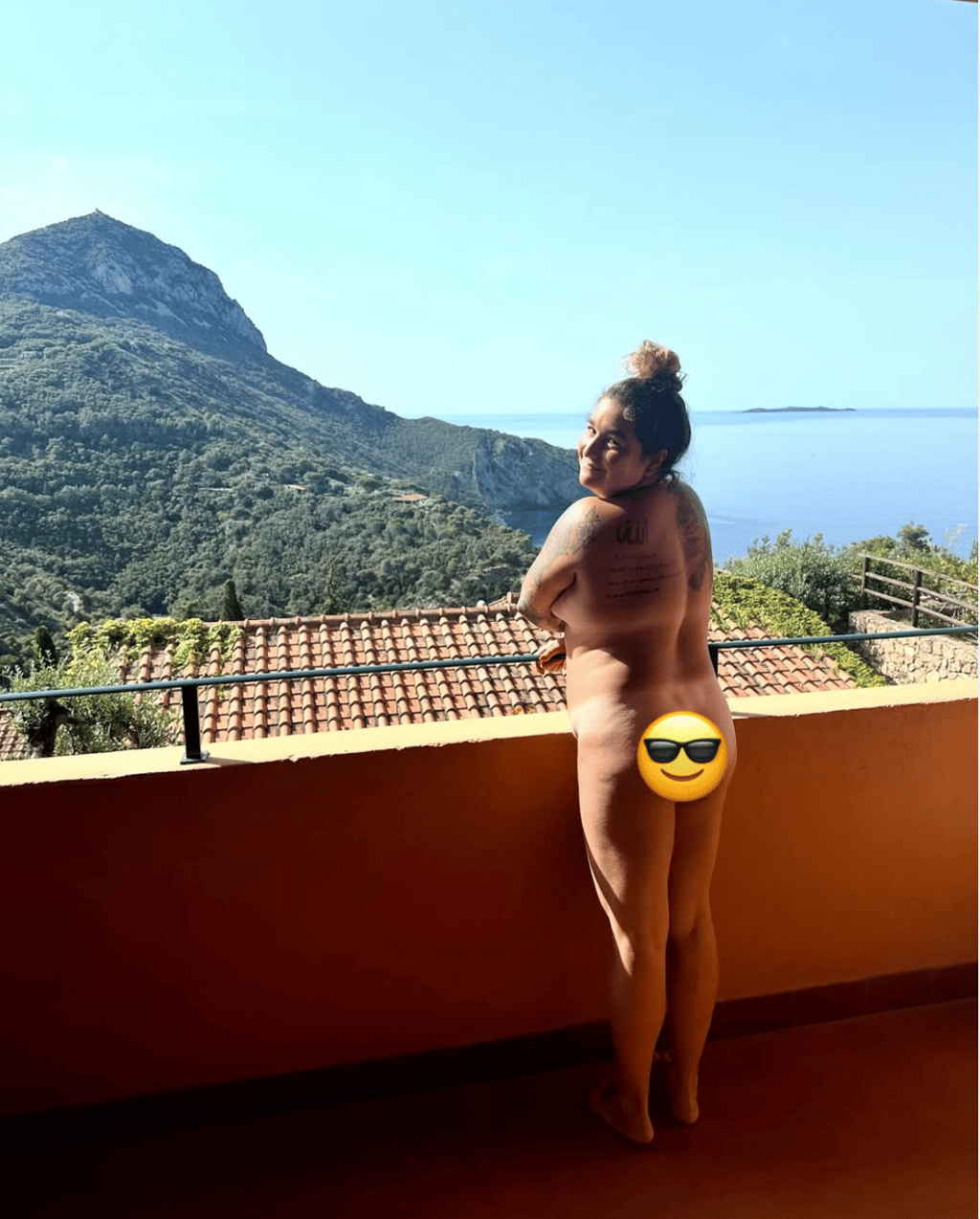 Mariana Mazza pose fièrement en sous-vêtements avec un message clair