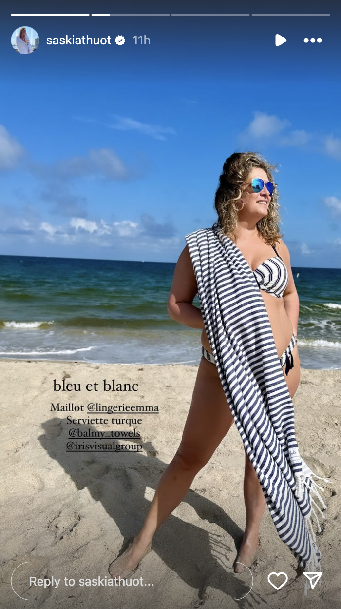 Saskia Thuot est en voyage hors du Québec et prend la pose en bikini sur le bord de la plage