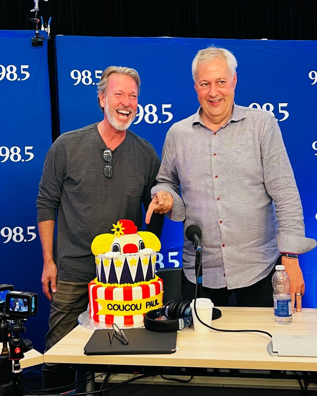 Ricardo a offert un gâteau très spécial à Paul Arcand pour souligner son départ au 98,5 FM
