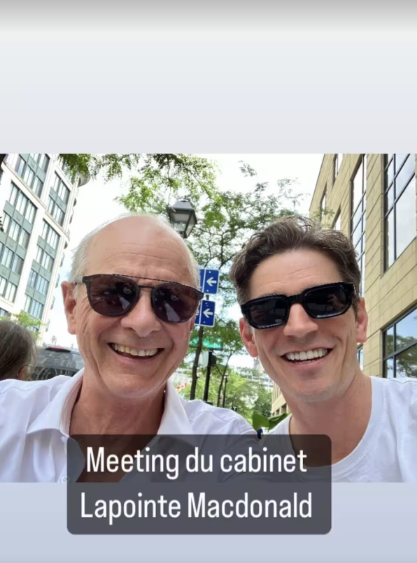 Sébastien Delorme et Michel Laperrière sont dans les tournages d'Indéfendable et ils prennent la pose entre amis