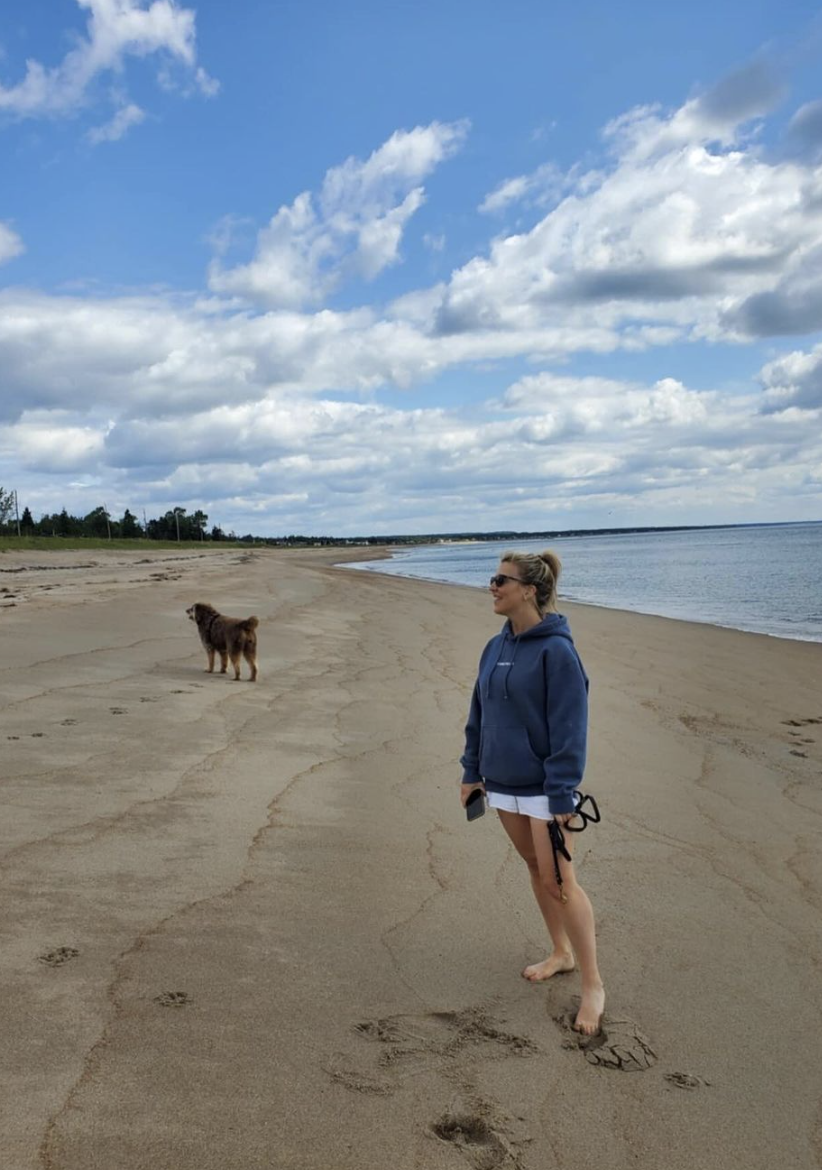 Julie Bélanger partage une rare photo en famille et elle ressemble tellement à sa maman