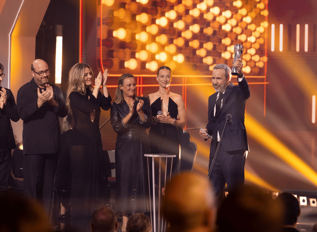 La robe d'Évelyne Brochu vole la vedette sur le tapis rouge du Gala Québec Cinéma