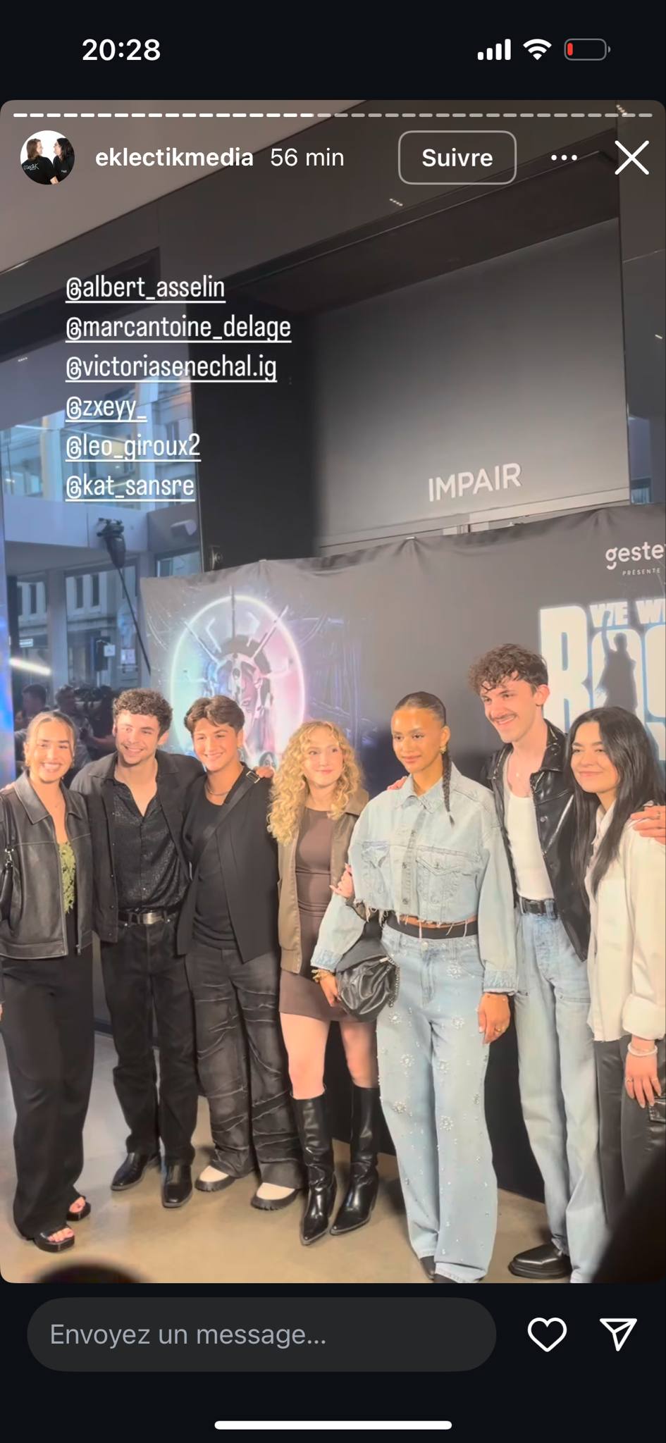 Mia Tinayre de Star Académie brille dans sa robe couleur feu sur le tapis rouge de We will rock you