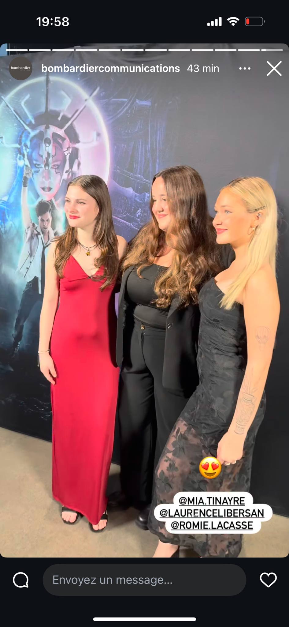 Mia Tinayre de Star Académie brille dans sa robe couleur feu sur le tapis rouge de We will rock you