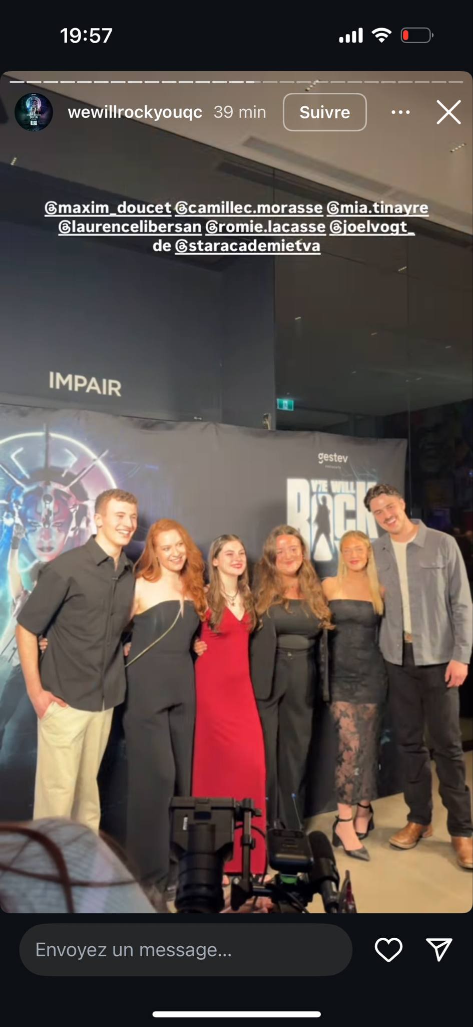 Mia Tinayre de Star Académie brille dans sa robe couleur feu sur le tapis rouge de We will rock you