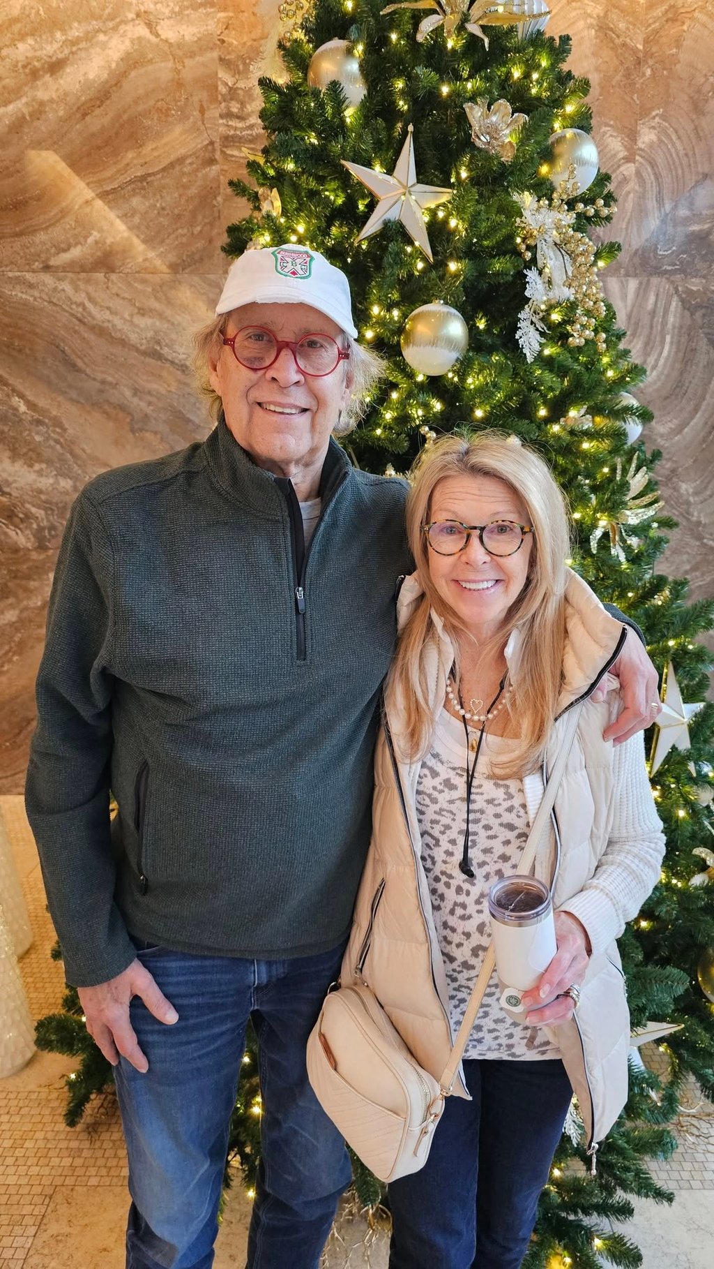 Chevy Chase du film ''Le Sapin a des Boules'' fait une rare sortie publique à l'occasion de Noël