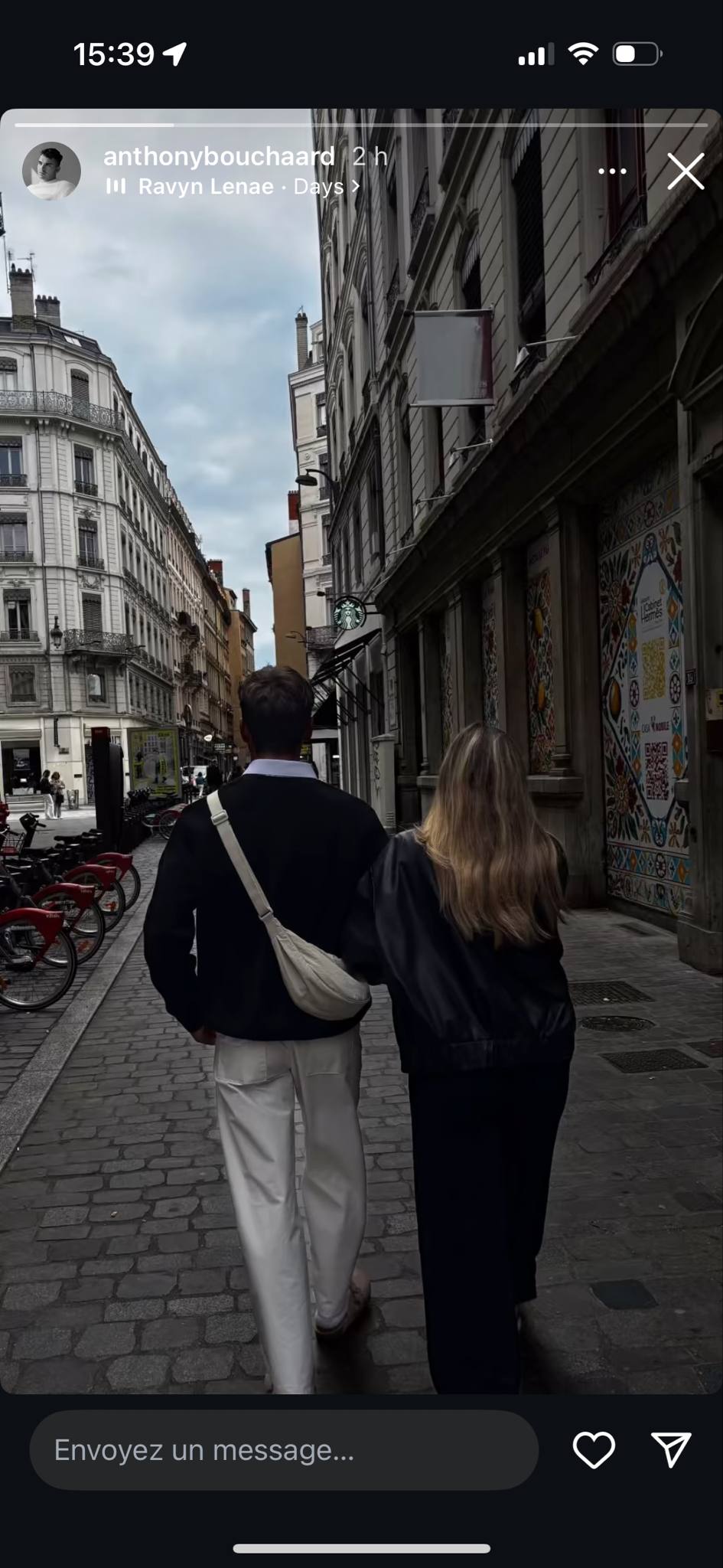 La fille de Véronique Cloutier et Louis Morissette publie des photos de son voyage en France et un détail retient l'attention