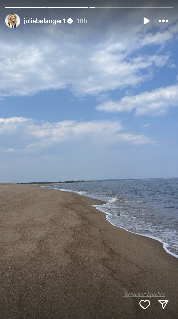 Julie Bélanger prend la pose sur la plage pendant ses vacances et elle est resplendissante