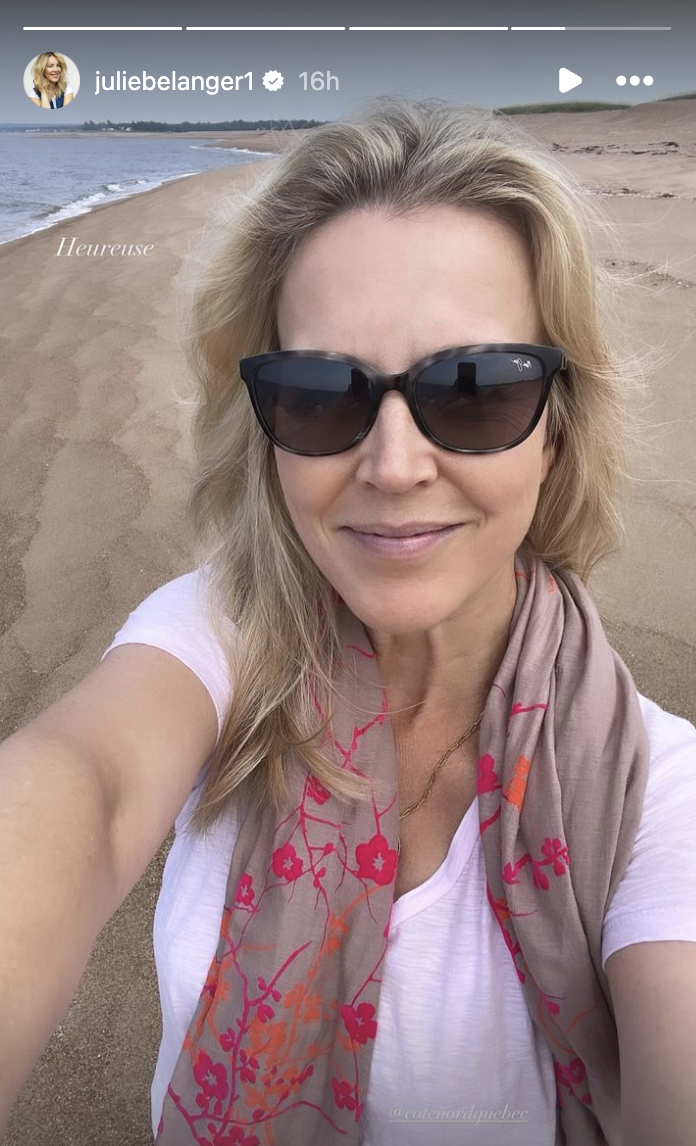 Julie Bélanger prend la pose sur la plage pendant ses vacances et elle est resplendissante