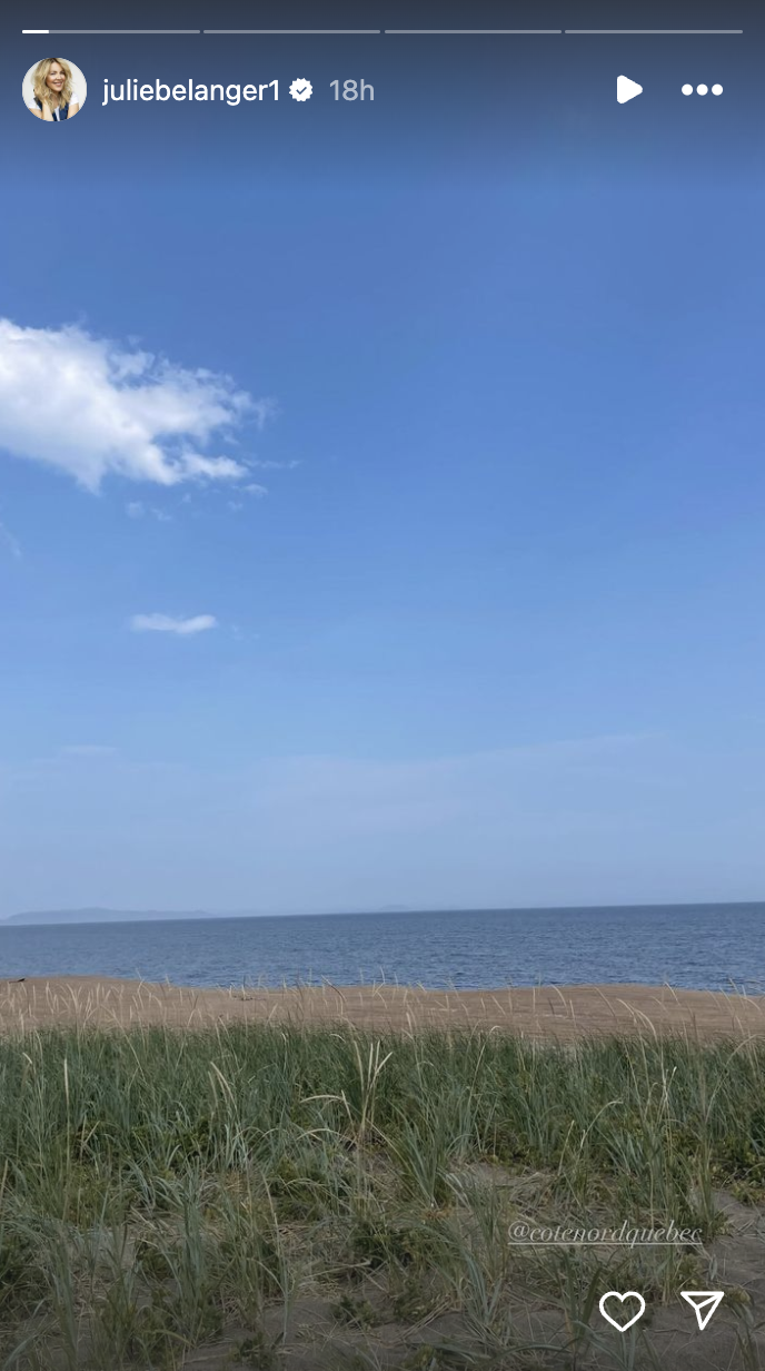 Julie Bélanger prend la pose sur la plage pendant ses vacances et elle est resplendissante