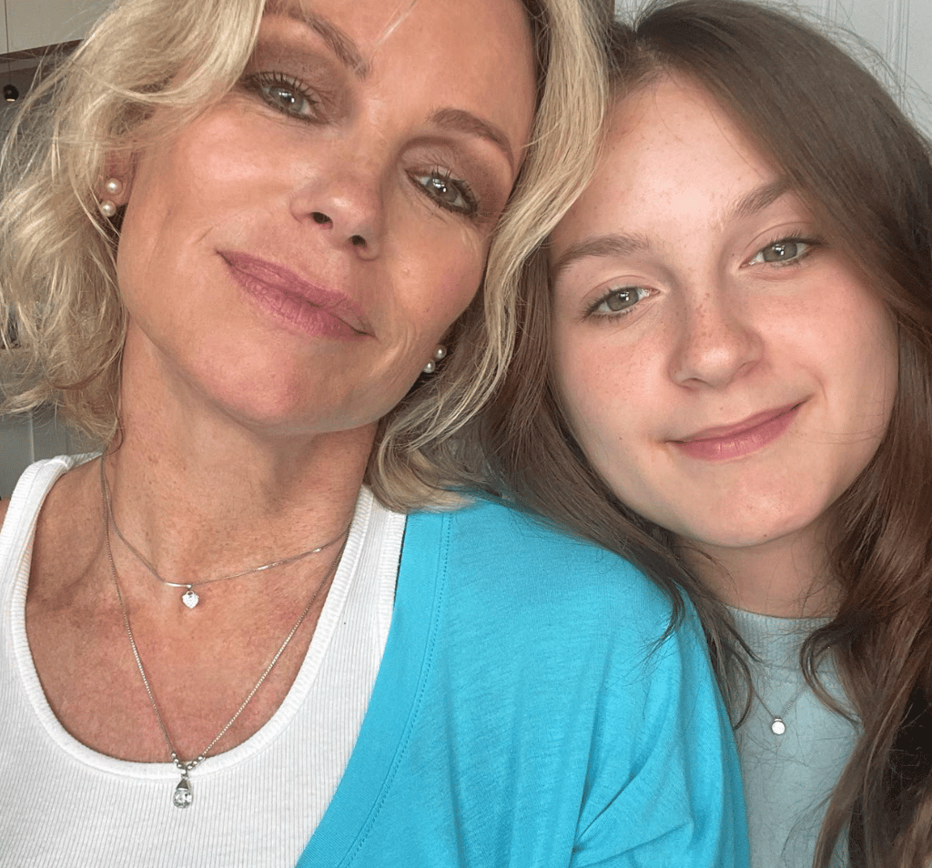 Voici les 10 plus belles photos de Caroline Néron avec sa fille et son conjoint