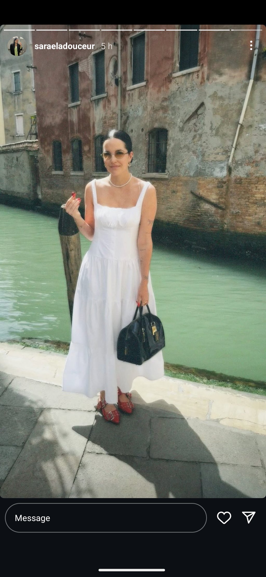 Voici qui est l'amoureuse d'Anglesh Major avec qui il visite l'Italie 