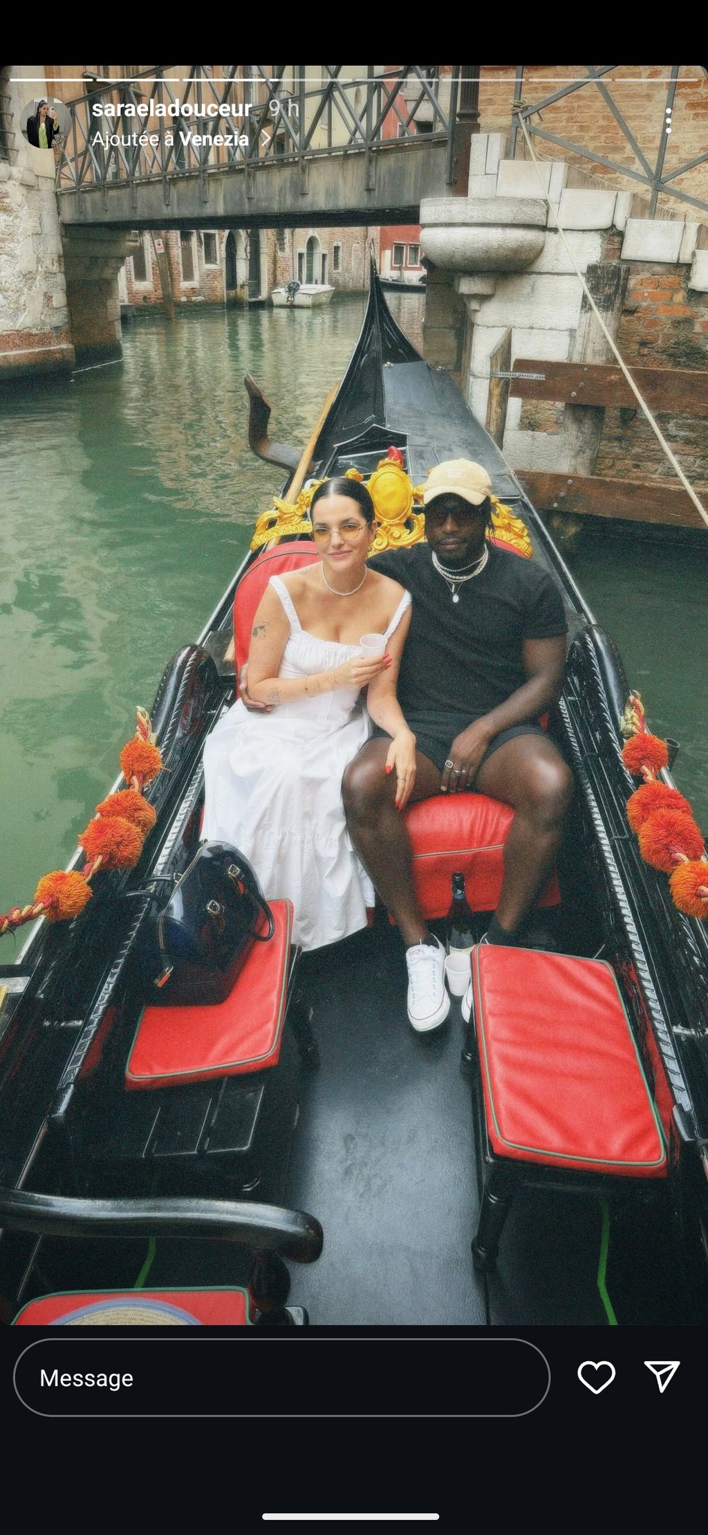Voici qui est l'amoureuse d'Anglesh Major avec qui il visite l'Italie 