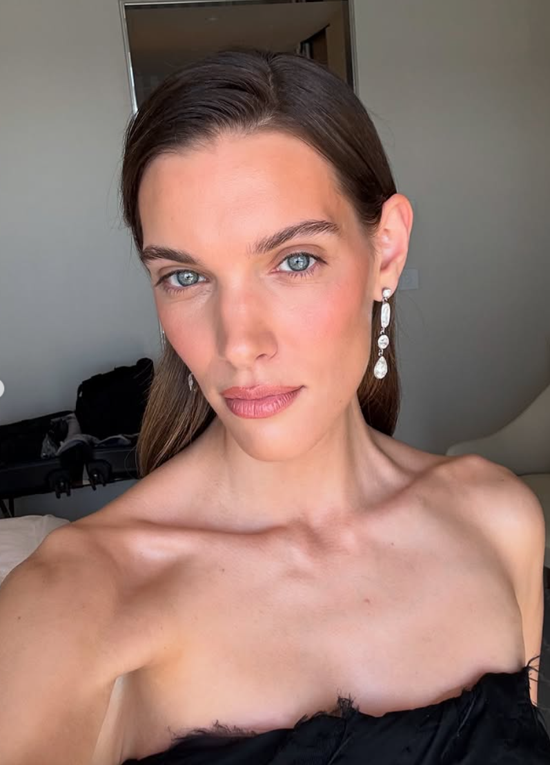 La robe de Charlotte Cardin fait tourner toutes les têtes sur le tapis rouge à Cannes