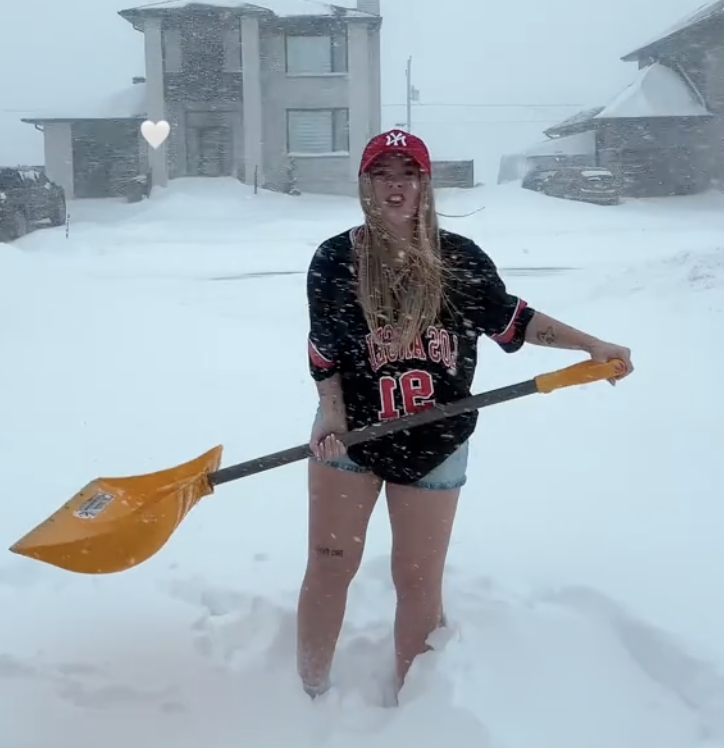 La tenue de cette Québécoise en pleine tempête de neige fait beaucoup réagir