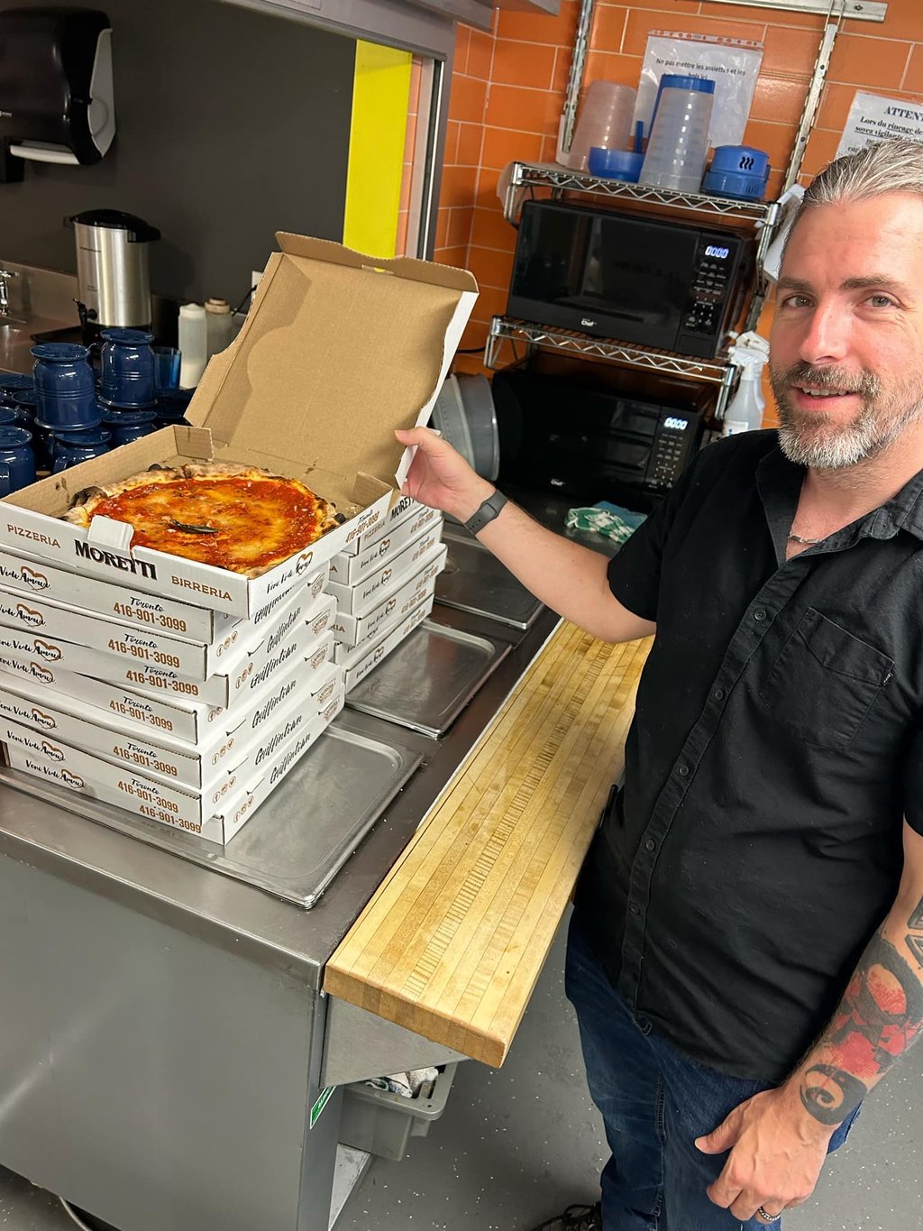 Une pizzeria offre de la nourriture gratuites à une maison des jeunes après la fuite d'eau majeure à Montréal