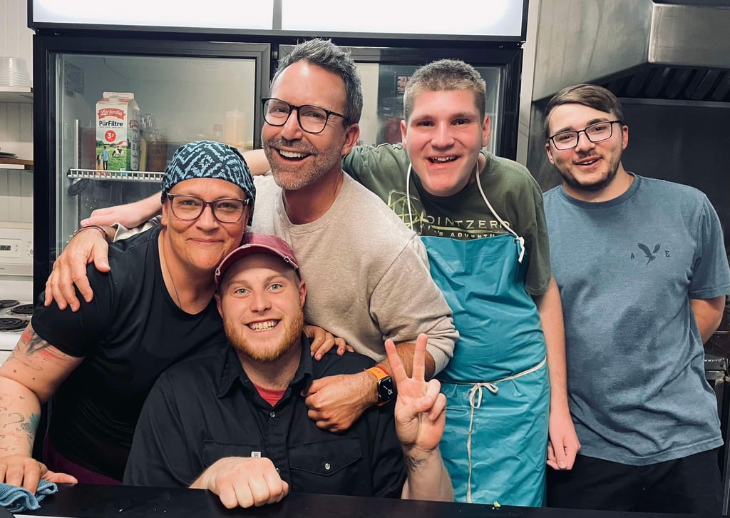 Éric Salvail est en voyage et il prend la pose avec ses fans