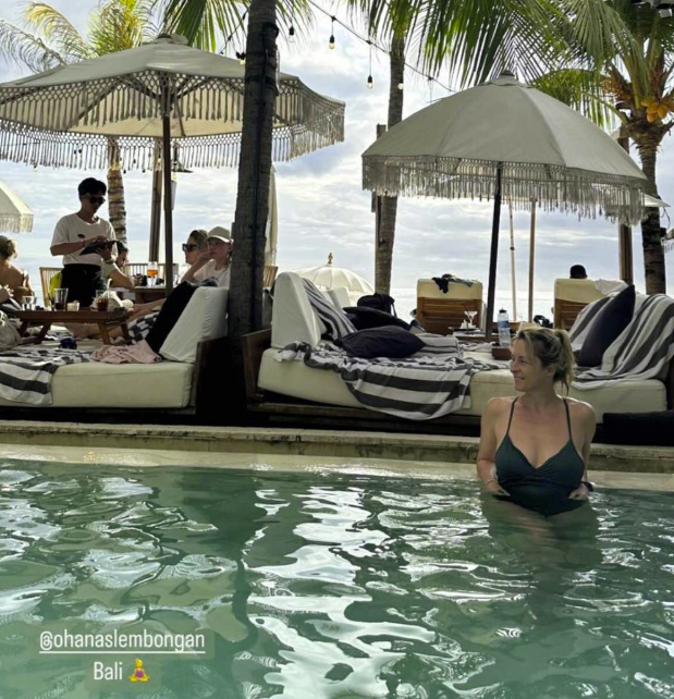 Christine Beaulieu est en voyage hors du Québec et elle rayonne en prenant la pose en maillot de bain