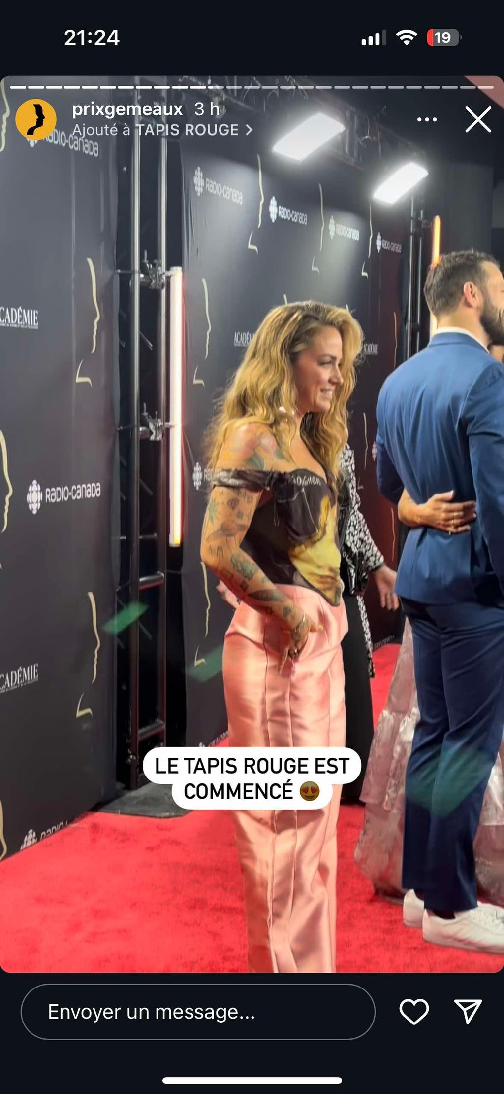 La robe audacieuse de Mélissa Désormeaux-Poulin vole la vedette sur le tapis rouge des Gémeaux