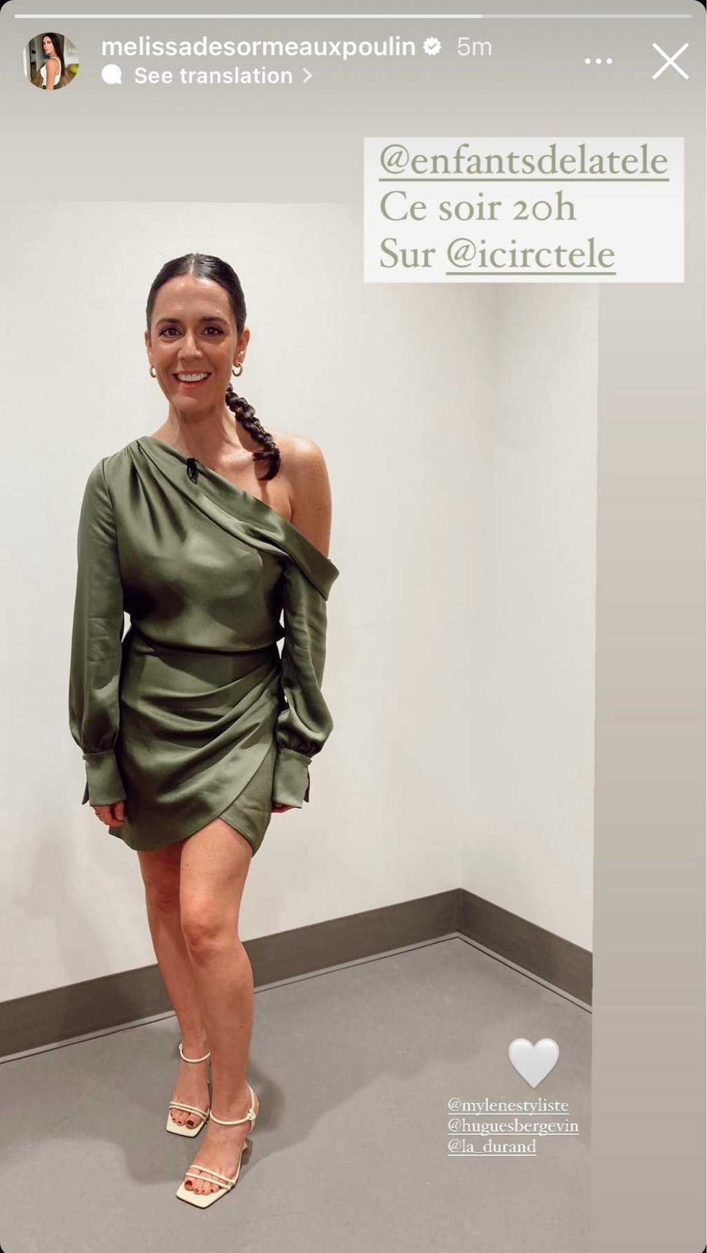 Mélissa Désormeaux-Poulin fait tourner les têtes avec sa superbe robe verte et elle est resplendissante