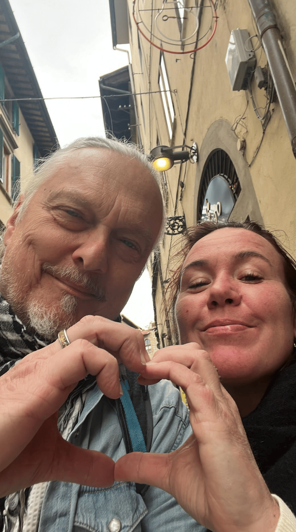 L'amoureuse de Normand D'Amour célèbre leur 27 ans d'amour avec une photo pleine de romantisme