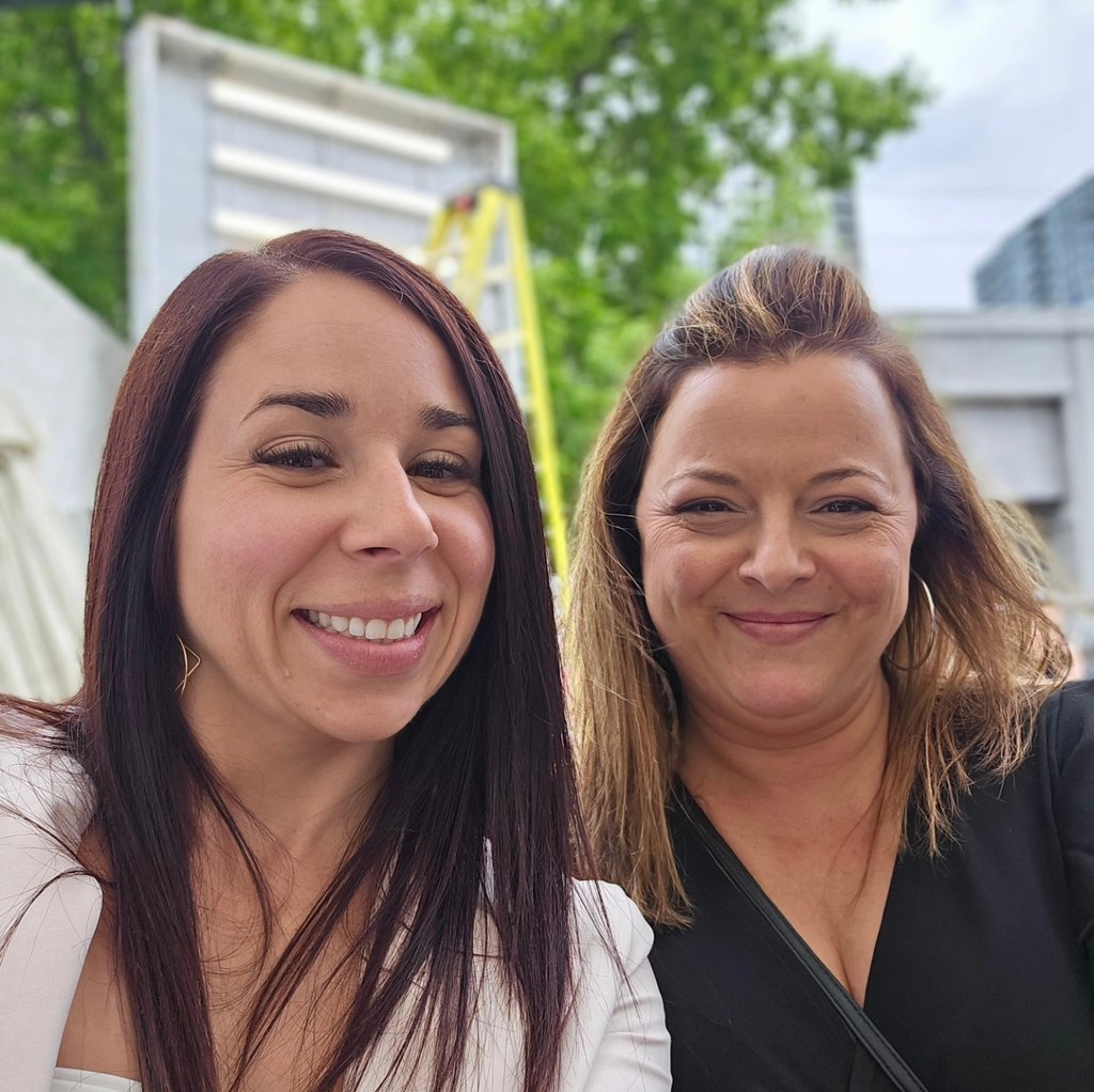 Sandra Plourde de MasterChef Québec prend la pose avec un invité spécial pour une grande occasion