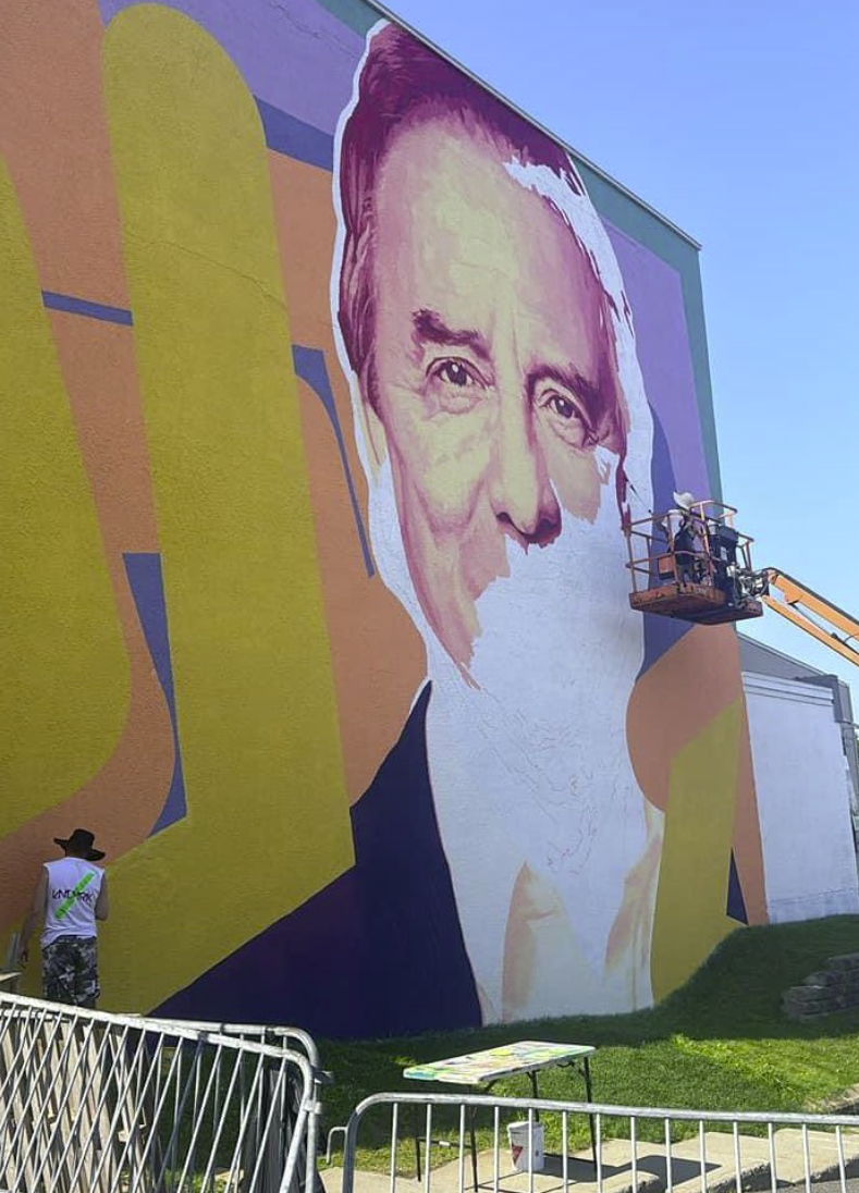 Michel Côté est honoré dans sa ville natale d'Alma avec une murale gigantesque et spectaculaire