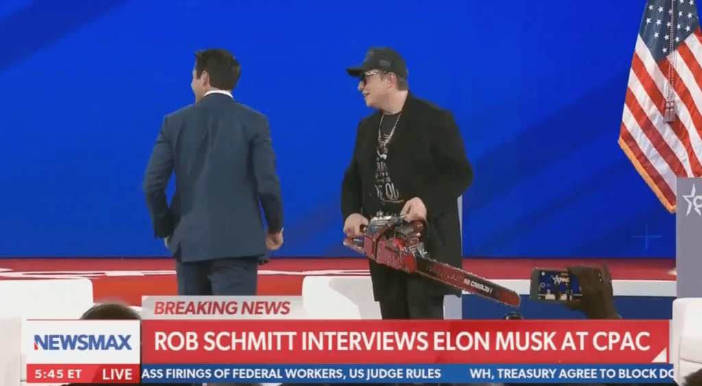 Elon Musk brandit une tronçonneuse lors d'une conférence où il avait l'air dans un état second