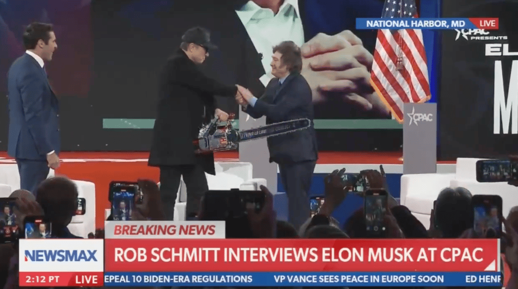 Elon Musk brandit une tronçonneuse lors d'une conférence où il avait l'air dans un état second