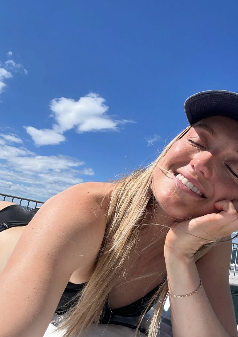 Justine Dufour-Lapointe profite de son été en bikini sur un voilier
