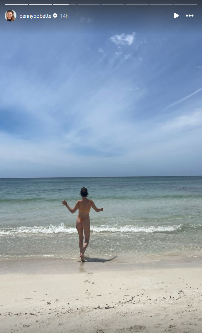 Karine Gonthier-Hyndman pose en bikini alors qu'elle profite de ses vacances en Europe